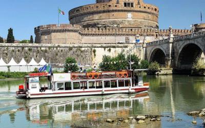 Boat tour on the Tiber between Isola Tiberina and Ponte Nenni Boat tour on the Tiber between Isola Tiberina and Ponte Nenni